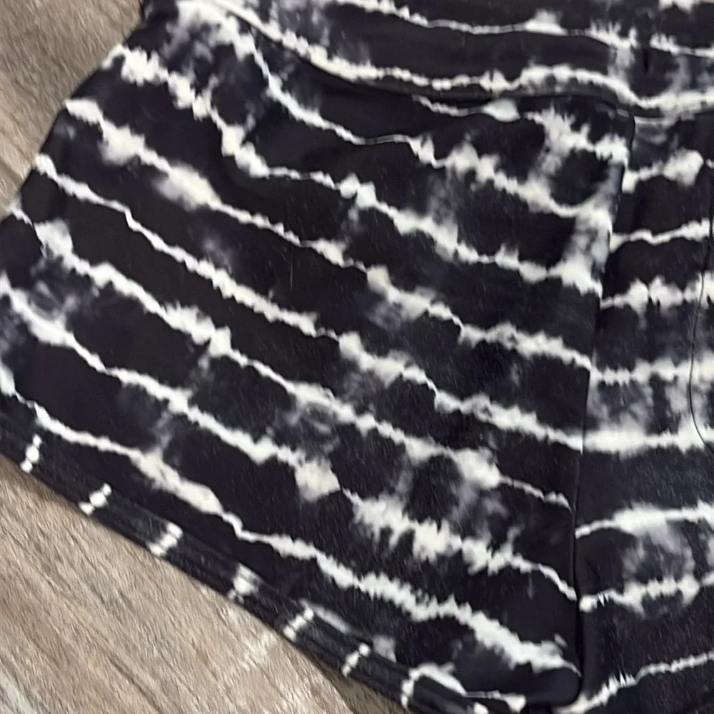 ATHLETA GIRL Girl’s Black White Cannonball Tie Dye Swim Shorts Size 8-10